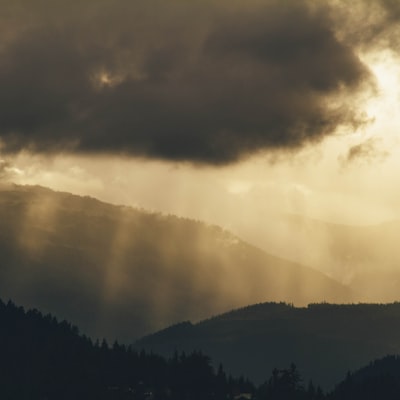 Кинематографичный кадр: лучи солнца над горами