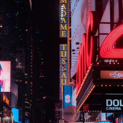 Киберпанк: неоновая улица в розово-голубых тонах